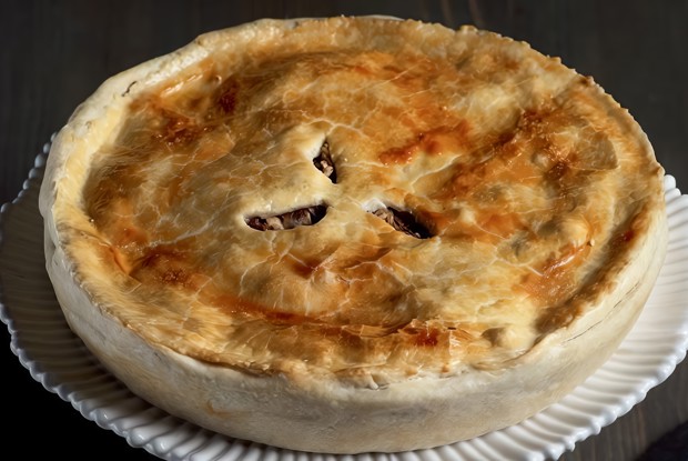 Пирог из цесарки с лесными грибами и тархуном