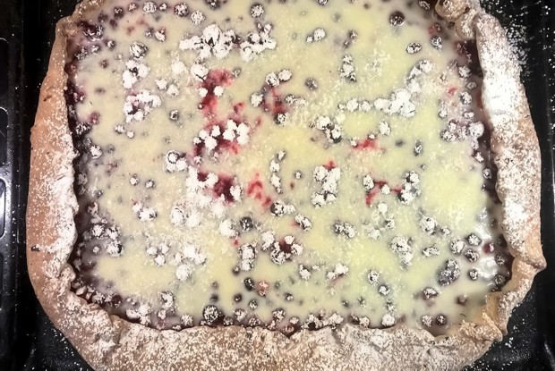 Пирог из готового дрожжевого теста с брусникой и сметаной
