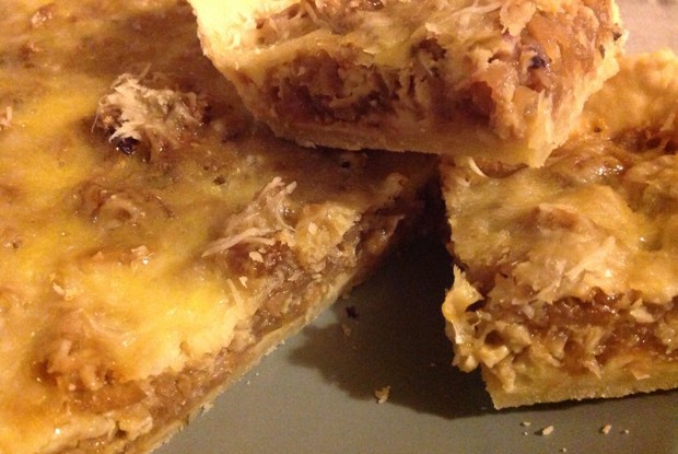 Пирог из карамелизованного лука с сыром