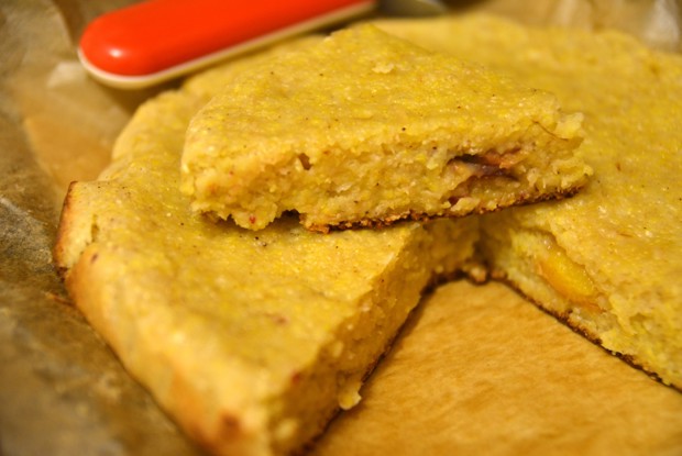 Пирог из кукурузной крупы с бананом и персиком