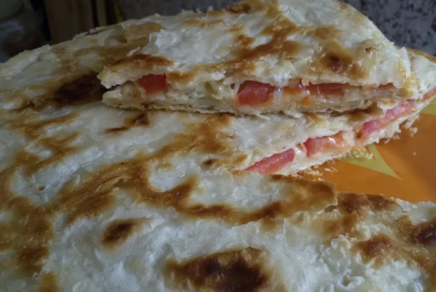 Пирог из лаваша с яйцами, помидором и колбасой