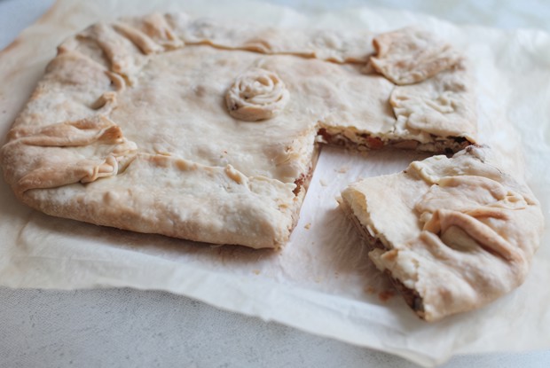 Пирог из мраморного теста с капустой и лисичками