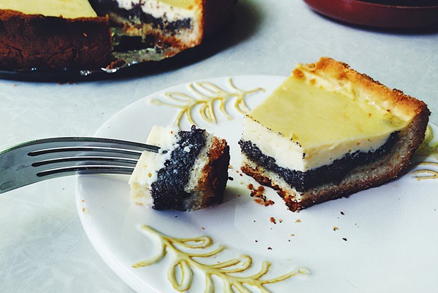 Пирог из песочного теста с сметанно-маковой начинкой