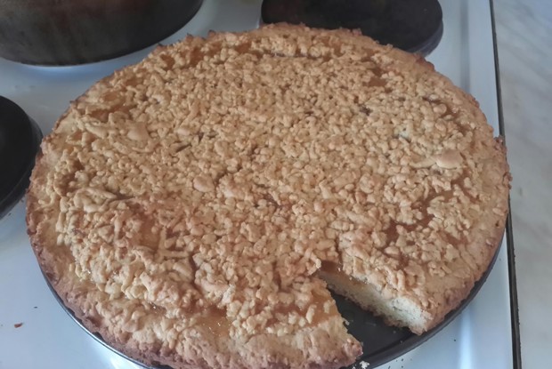 Пирог из песочного теста с вареньем