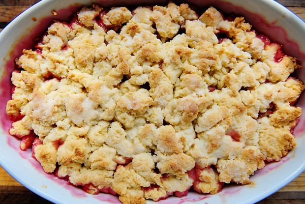 Пирог из ревеня с миндальным экстрактом