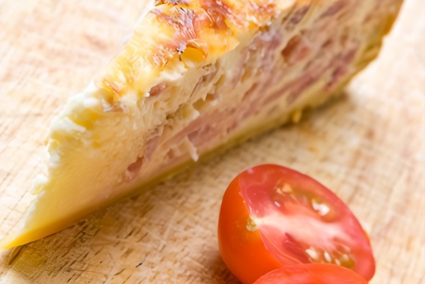 Пирог из слоеного теста с беконом по-лотарингски