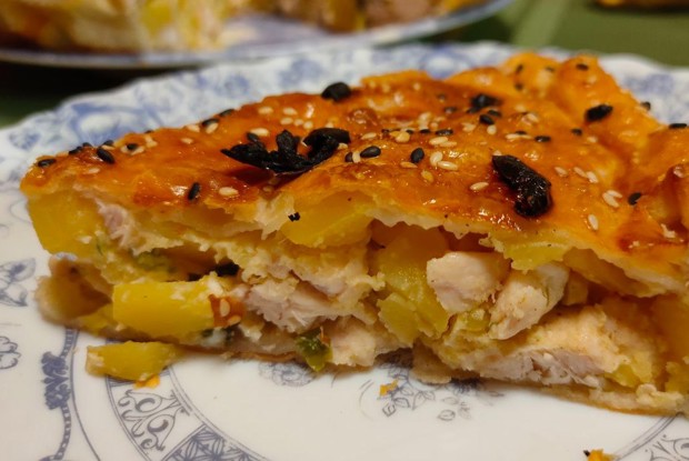 Пирог из слоеного теста с курицей и картофелем