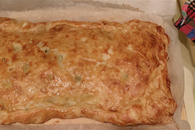 Пирог из слоеного теста с начинкой из капусты, зеленого лука и яйца