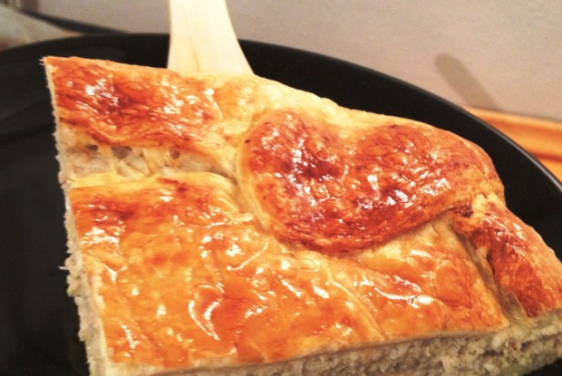 Пирог из слоеного теста с сельдью