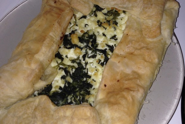 Пирог из слоеного теста со шпинатом и брынзой