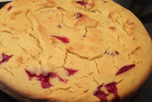 Пирог на кефире с вишней