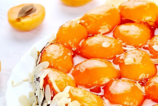 Пирог с абрикосами и миндалем