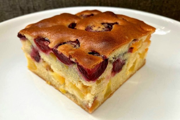 Пирог с абрикосами, персиками и черешней