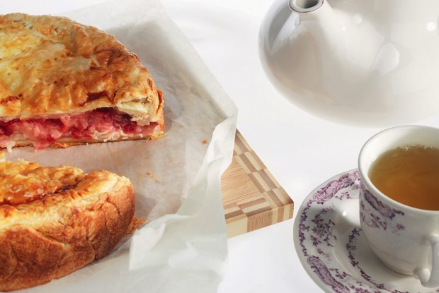 Пирог с брусникой и яблоками