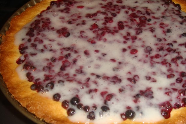 Пирог с брусникой и сметанный кремом