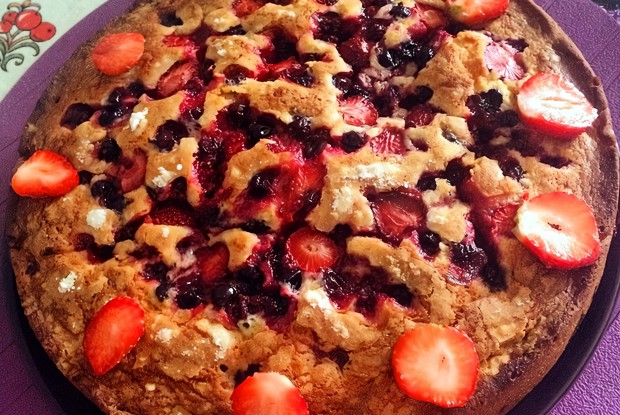 Пирог с черной смородиной и клубникой