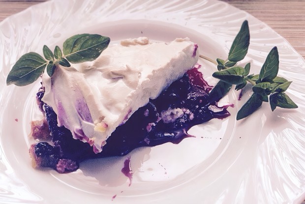 Пирог с черной смородиной и взбитыми белками