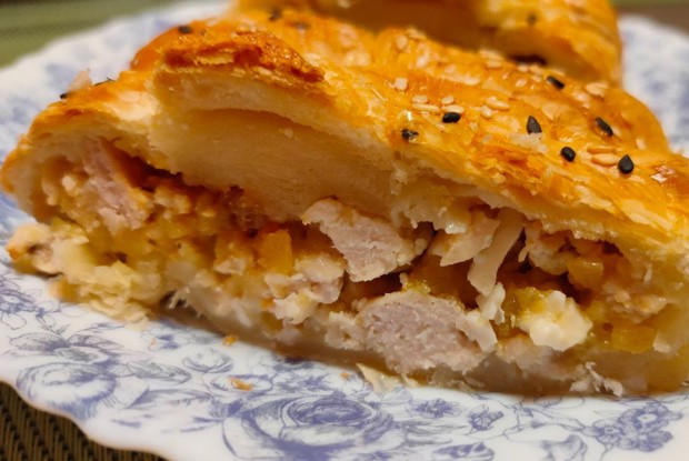 Пирог с фаршем из индейки, картофелем и яйцом со сметанным соусом