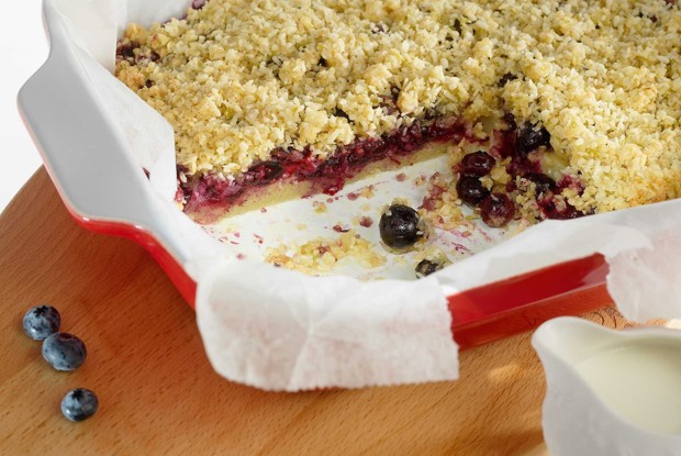 Пирог с голубикой и кокосовым штрейзелем