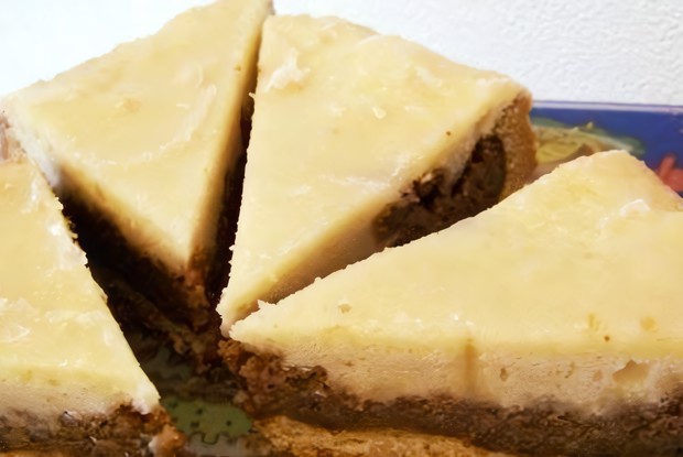 Пирог с грецким орехом и лимонной глазурью