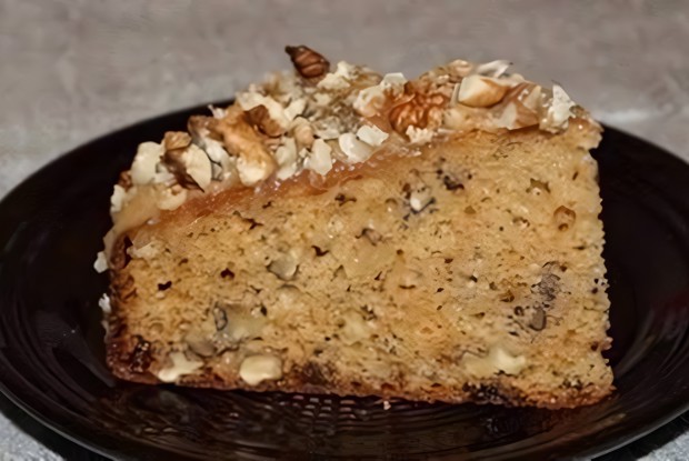 Пирог с грецкими орехами, изюмом и коньяком