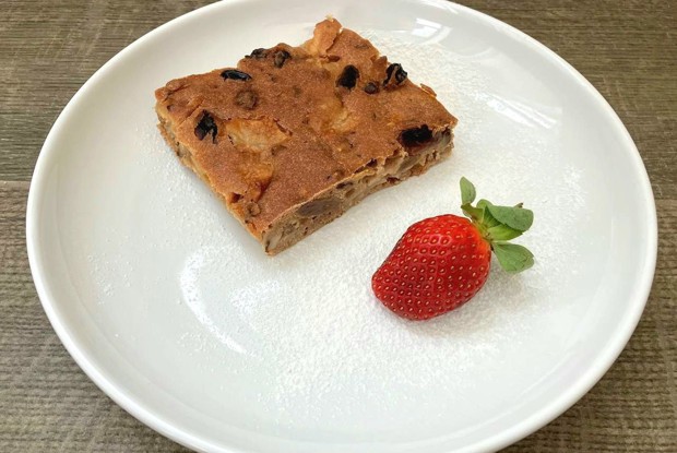 Пирог с изюмом, орехами, яблоками и корицей