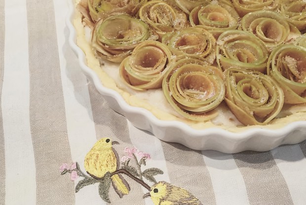 Пирог с яблочными розами