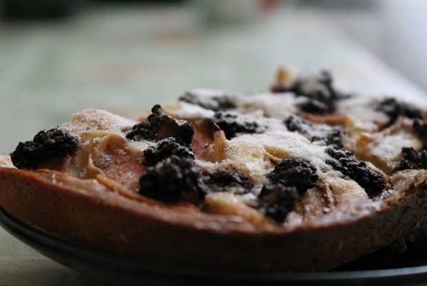 Пирог с яблоками и ежевикой