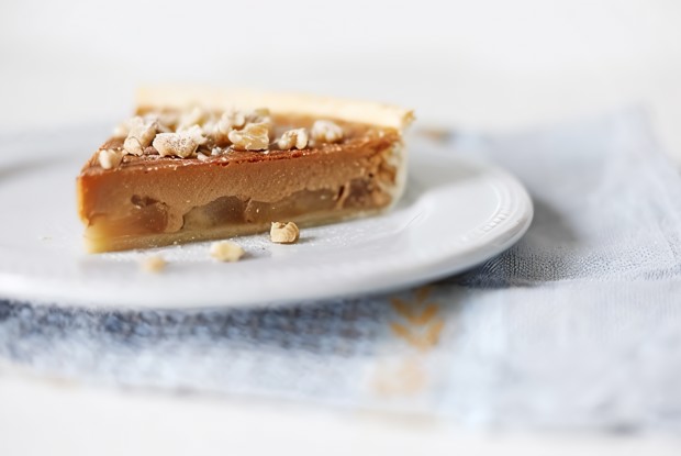 Пирог с яблоками и вареной сгущенкой