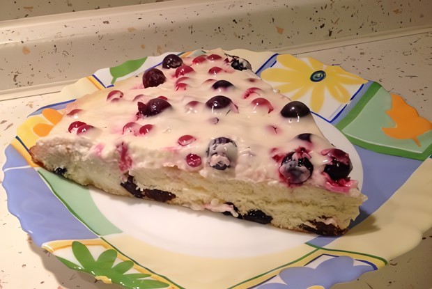 Пирог с яблоком, ягодами и корицей