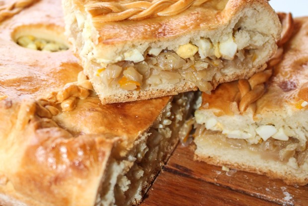 Пирог с капустой, луком-пореем и яйцом