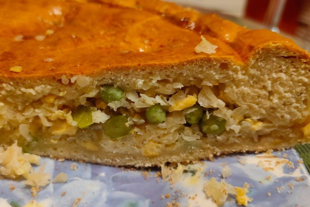 Пирог с капустой, зеленым горошком и яйцом