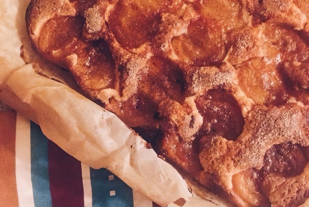 Пирог с карамелизированными сливами и корицей