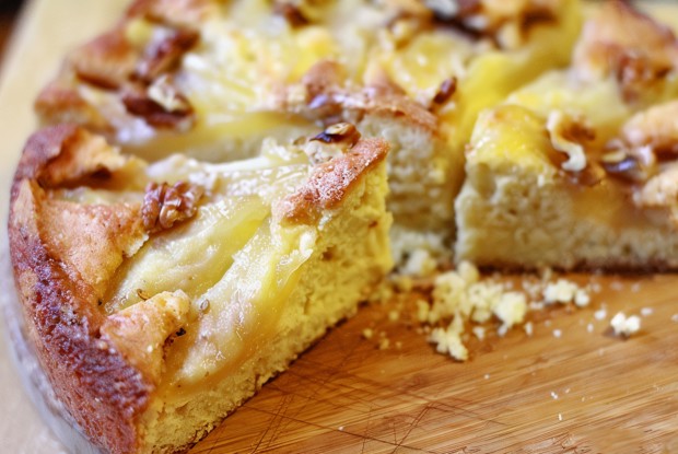 Пирог с карамелизованными грушами