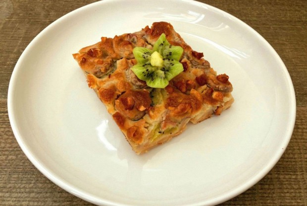 Пирог с киви, бананами, яблоками и орехами