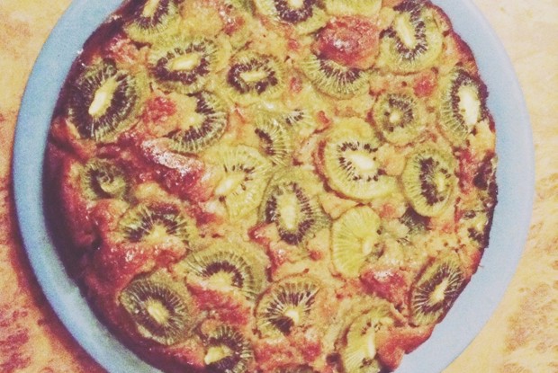 Пирог с киви, яблоками и грецкими орехами