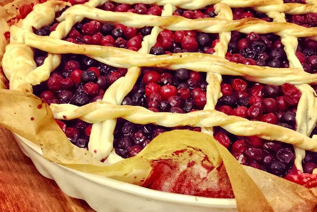 Пирог с клюквой и черной смородиной