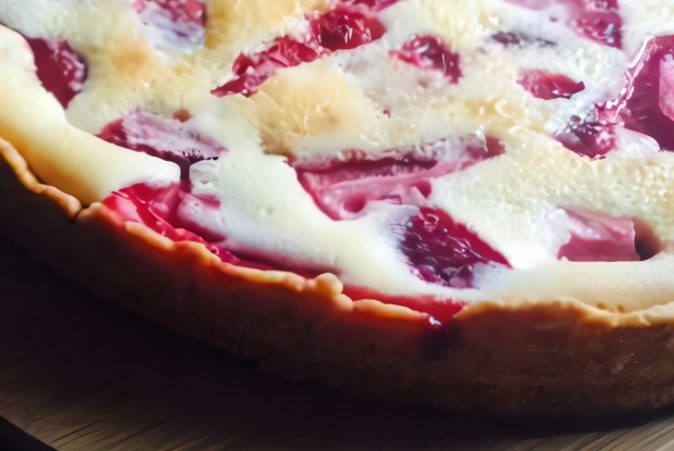 Пирог с клубникой и сметаной