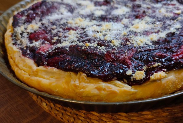 Пирог с клубникой и ежевикой