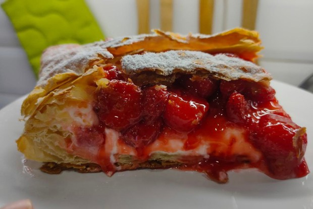 Пирог с клубникой и сливками