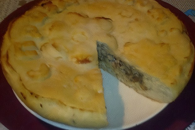 Пирог с консервированной сайрой из картофельного дрожжевого теста