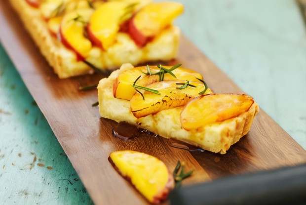 Пирог с козьим сыром, нектаринами и розмарином