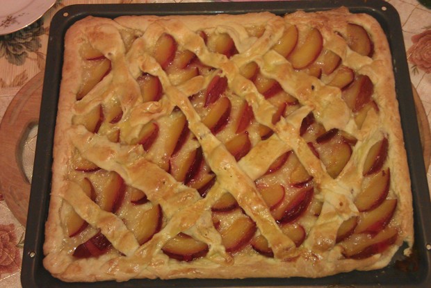 Пирог с красными сливами