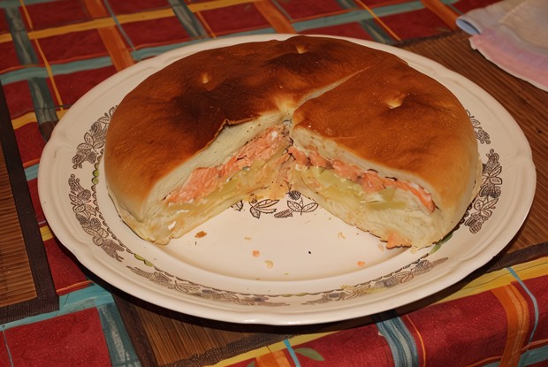 Пирог с красной рыбой