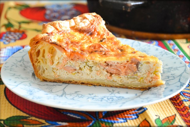 Пирог с красной рыбой и луком-пореем