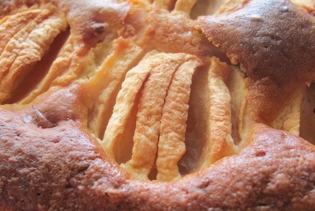 Пирог с курагой и яблоками