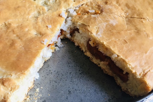 Пирог с курагой и рисом