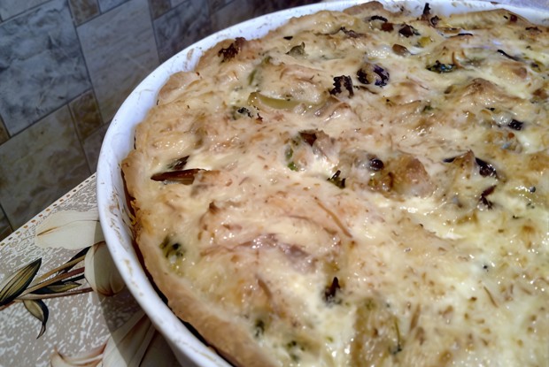 Пирог с курицей, грибами и брокколи