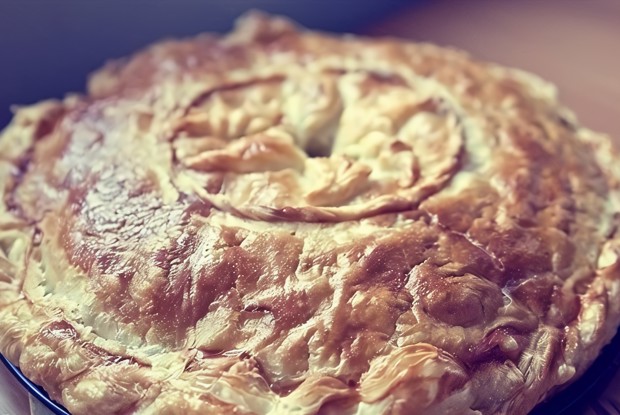 Пирог с курицей, картофелем и зеленью