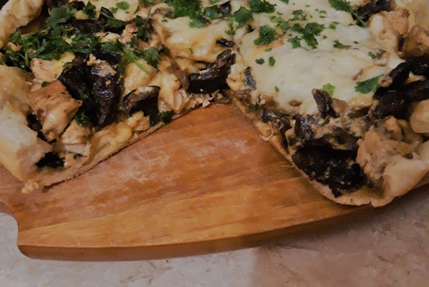 Пирог с курицей и грибами в мультиварке